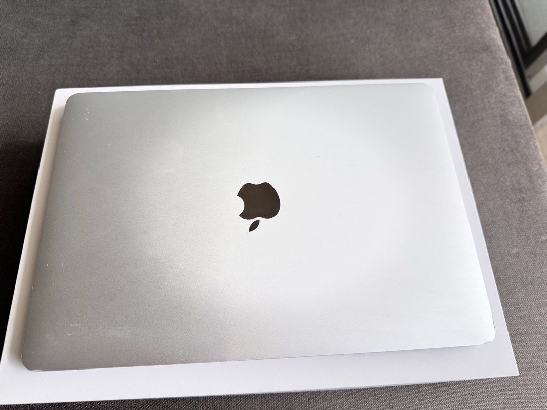 Apple MacBook Pro - Silver439662419756994562