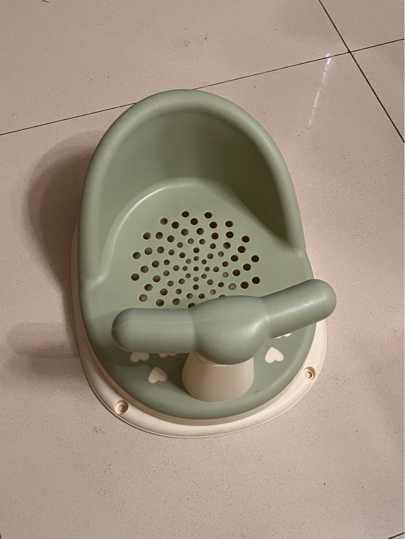 Baby Bath Seat (Category: Bathtub & Bath Accessories) located in Pasig City. Submitted by diannekarlasj (Listing ID 1431474100, Image 1). Description: Never used.