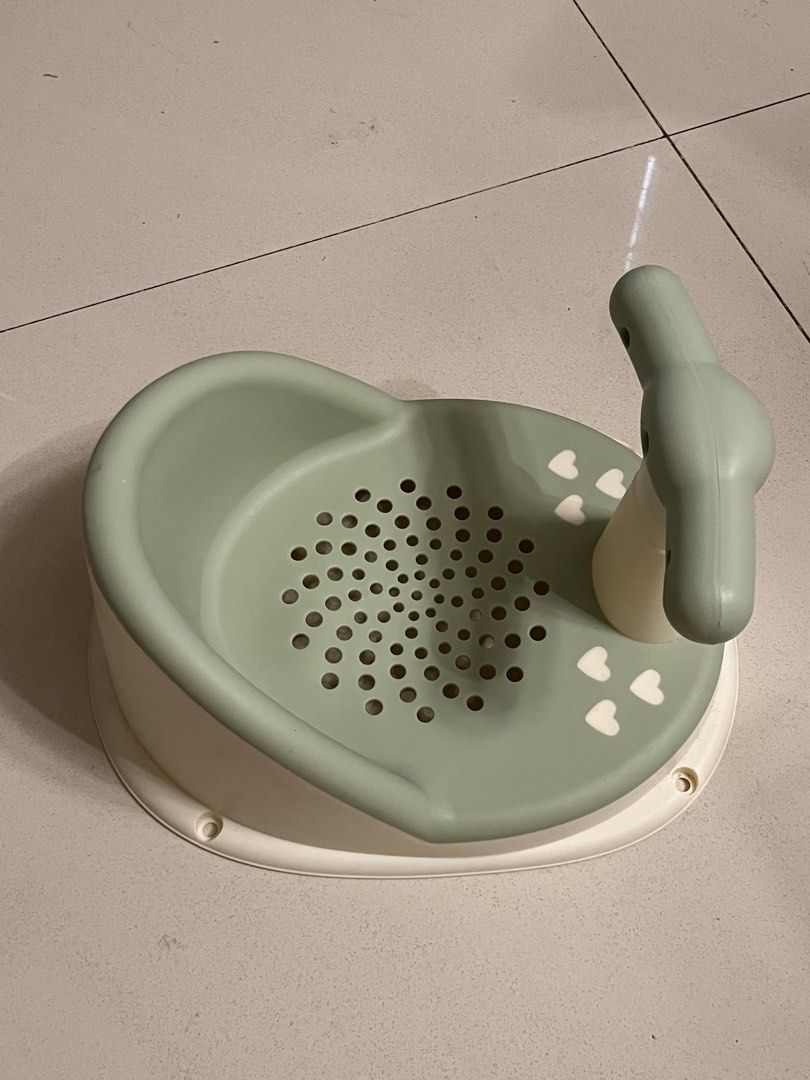 Baby Bath Seat (Category: Bathtub & Bath Accessories) located in Pasig City. Submitted by diannekarlasj (Listing ID 1431474100, Image 2). Description: Never used.