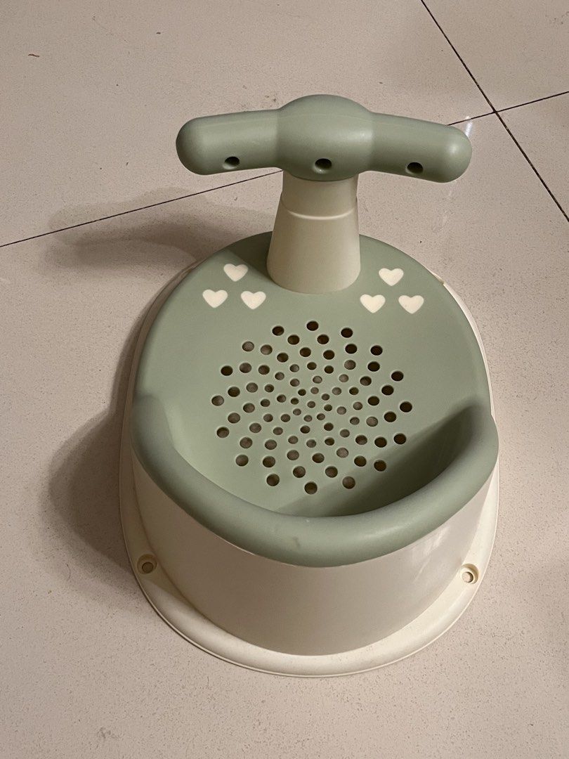Baby Bath Seat (Category: Bathtub & Bath Accessories) located in Pasig City. Submitted by diannekarlasj (Listing ID 1431474100, Image 3). Description: Never used.
