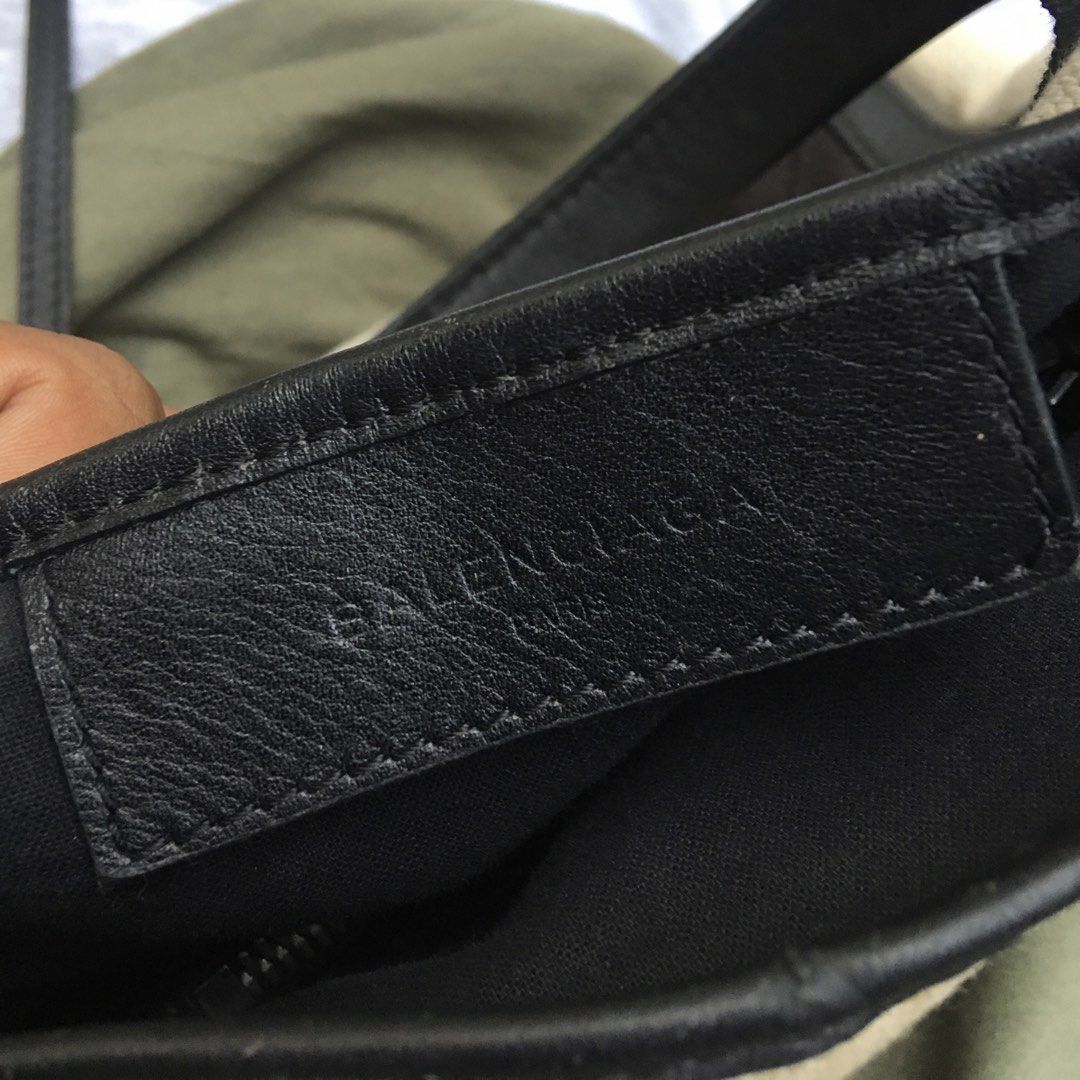 Balenciaga Canvas bag👜💎 (Category: Luxury Bags & Wallets) located in Moalboal. Submitted by goodlootsph (Listing ID 1431428676, Image 2). Description: Balenciaga Canvas bag💎💎 With Strap🫶 Good Asnew P2500 shipped .