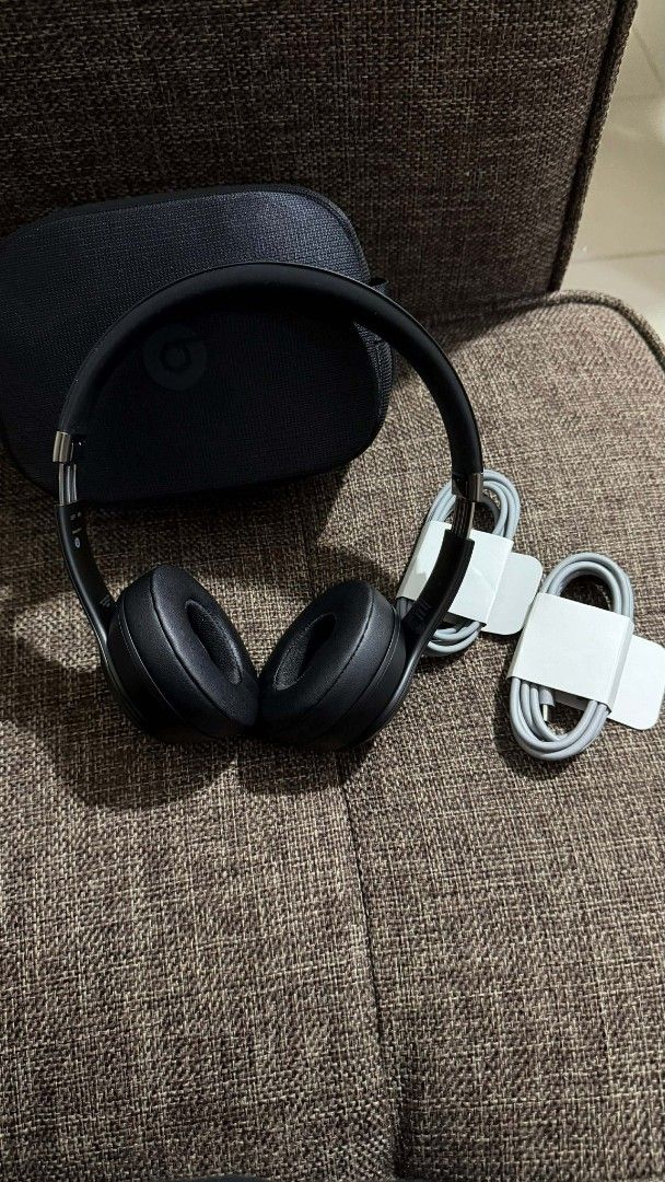 Beats Solo4 Wireless Headphones (Category: Headphones & Headsets) located in Surigao. Submitted by cynthiakol (Listing ID 1431506234, Image 3). Description: - Beats Solo4 Wireless headphones - Color: Black earcups, darker grey headband - Includes carrying case and charging cables with box - Features Beats logo - Used only once - Original price 12,000.