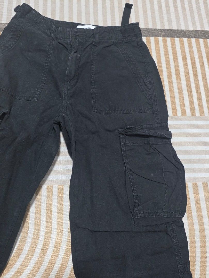 Bershka cargo straight pants black (Category: Other Bottoms) located in Legazpi City. Submitted by winwinter (Listing ID 1431475082, Image 2). Description: .