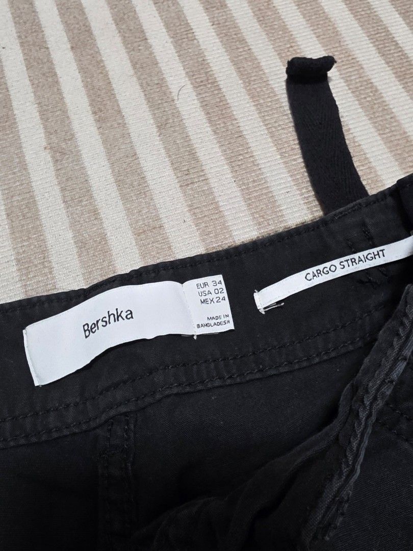 Bershka cargo straight pants black (Category: Other Bottoms) located in Legazpi City. Submitted by winwinter (Listing ID 1431475082, Image 3). Description: .