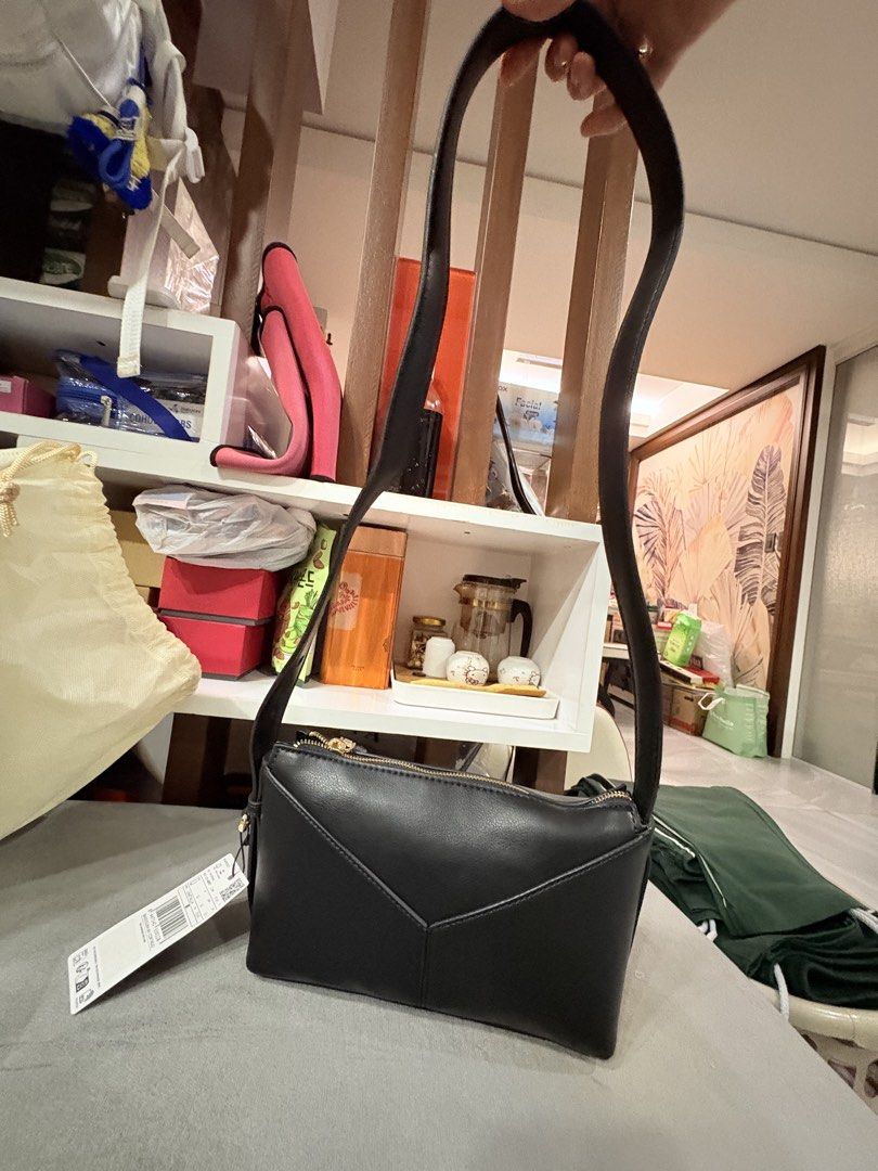Black crossbody Mango bag (Never used) (Category: Luxury Bags & Wallets) located in Manila. Submitted by collectclub (Listing ID 1431514715, Image 2). Description: Got as a gift can send video via dm loc san miguel.