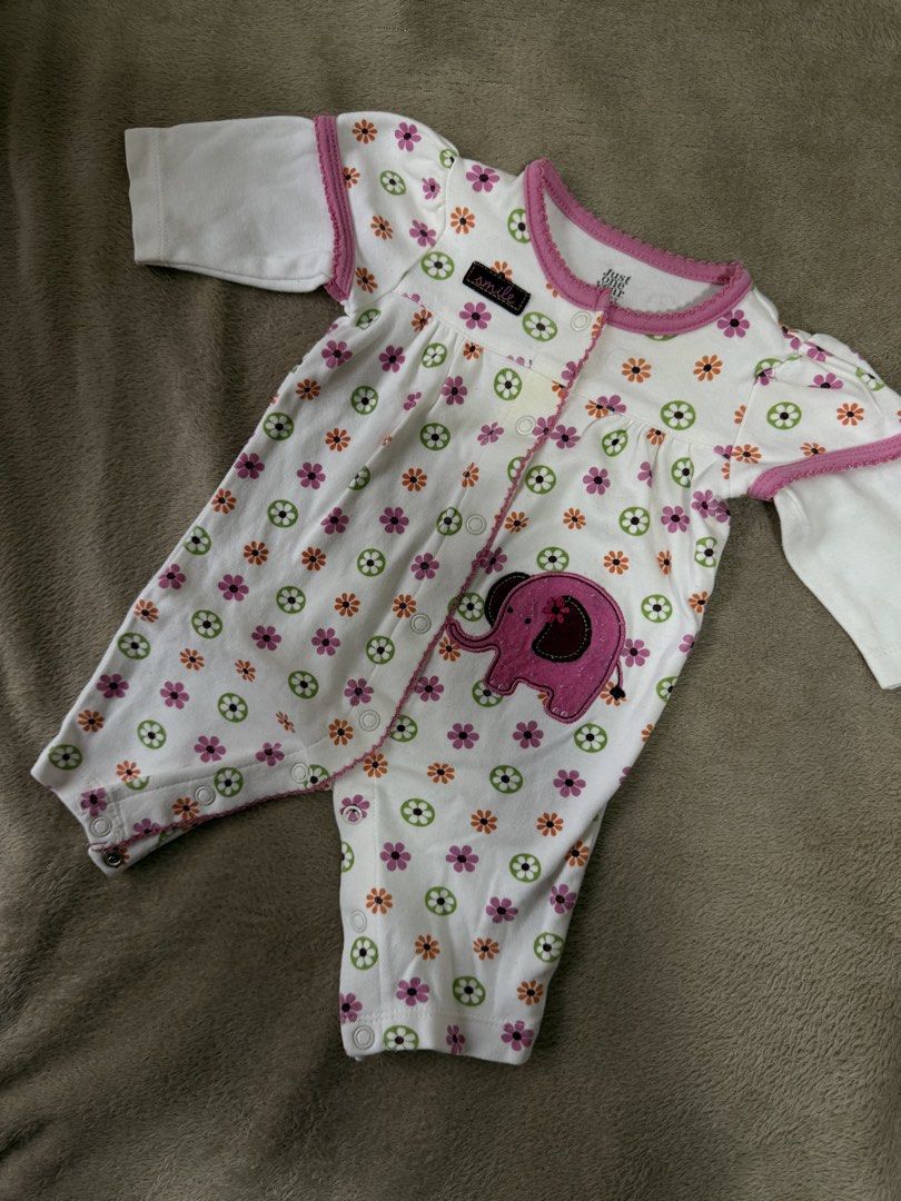 Carter's Baby Elephant Romper NB (Category: Babies & Kids Fashion) located in Las Pinas. Submitted by yeonjumin (Listing ID 1431553314, Image 1). Description: - Adorable baby onesie - Features a cute elephant design - Adorned with a floral pattern - Long sleeves for added warmth - Convenient snap closures for easy dressing - Made by Carter's.
