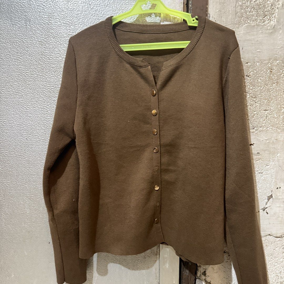 Choco Brown Longsleeve Vneck Knitted Cardigan Jacket (Category: Longsleeves) located in Antipolo. Submitted by bern.clo (Listing ID 1431529739, Image 1). Description: • free size • 10/10 condition • super pretty and comfy! • high quality fabric.