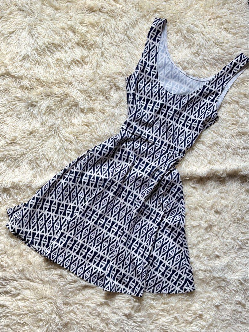 H&M Divided Geometric Print Dress (Category: Dresses) located in Cavite. Submitted by prelovedbyacey (Listing ID 1431540345, Image 1). Description: .