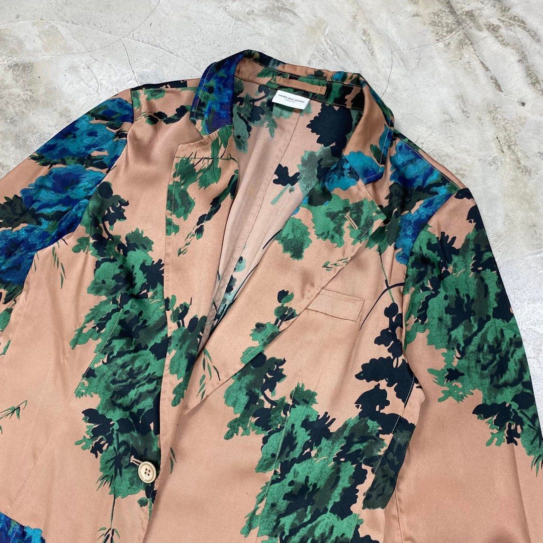 Dries Van Noten FW2019 Floral Viscose Blazer (Category: Coats, Jackets and Outerwear) located in Baguio. Submitted by lordeidara (Listing ID 1431519476, Image 2). Description: Size tagged: 36 Issue: None Color: Pink Material: Viscose Made: Width:19 Length:29 Shoulder:16 Sleeves:26.5 BADU-0246.