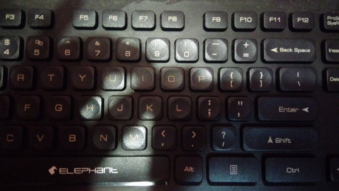 Elephant Wireless Combo Keyboard and Mouse (Category: Computer Keyboard) located in Makati City. Submitted by julz2026 (Listing ID 1431436624, Image 2). Description: - Elephant wireless keyboard and mouse combo - Model: KEM-W2011 - Includes USB receiver - Keyboard: Full-size with number pad - Mouse with 1 AA battery included.