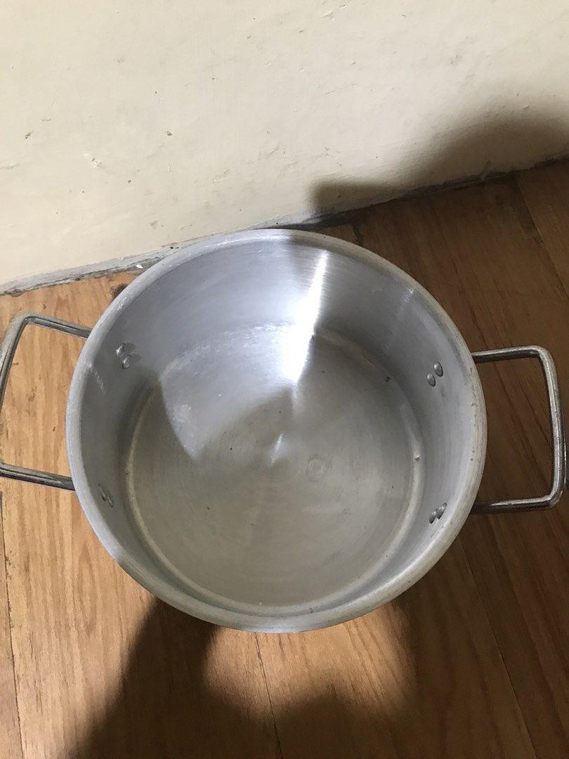 First Choice Aluminum Pot (Category: Cookware & Accessories) located in Pasig City. Submitted by papotzy (Listing ID 1431425755, Image 2). Description: - First Choice aluminum pot - Silver color - Two sturdy handles - Simple design - Well-maintained - Ideal for everyday cooking Bnew makapl sya No lid .