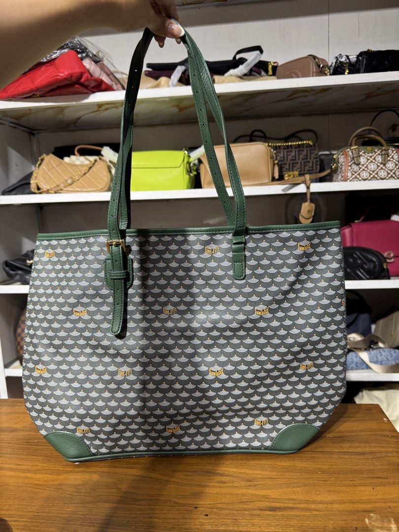 FLP Daily Battle green (Category: Luxury Bags & Wallets) located in Quezon City. Submitted by musthaveluxe (Listing ID 1431447099, Image 1). Description: .