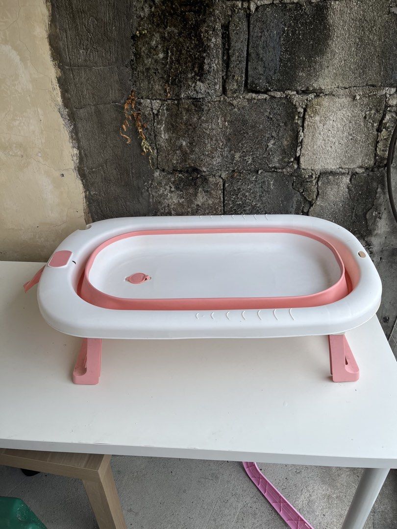 Foldable Baby Bathtub with Shower (Category: Bathtub & Bath Accessories) located in Manila. Submitted by jongarcia0511 (Listing ID 1431403187, Image 1). Description: .