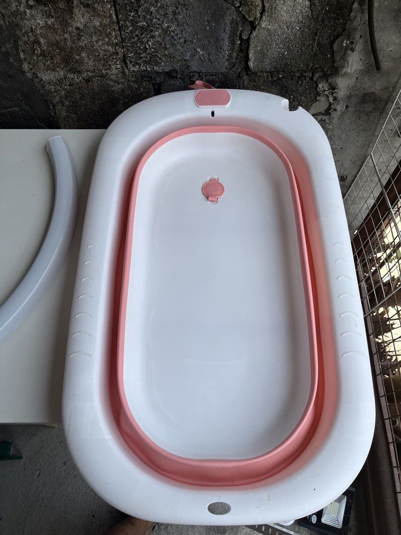 Foldable Baby Bathtub with Shower (Category: Bathtub & Bath Accessories) located in Manila. Submitted by jongarcia0511 (Listing ID 1431403187, Image 3). Description: .