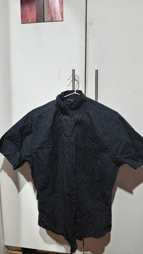 Forever 21 Men Polka Dot Shirt (Category: Tshirts & Polo Shirts ) located in Manila. Submitted by cmjunks (Listing ID 1431425526, Image 1). Description: - Forever 21 men's shirt - Polka dot pattern (black with white dots) - Size: L - Short sleeves - Button-down style - Made in India.