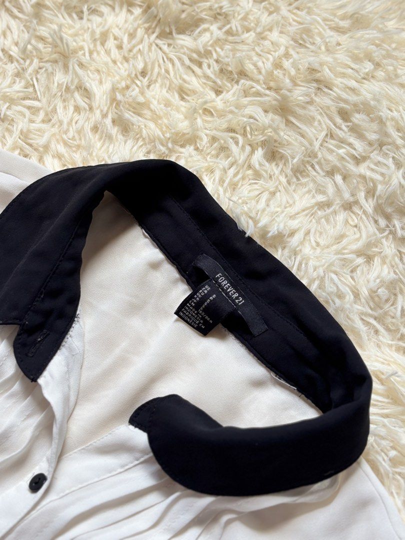 Forever 21 White Blouse with Black Collar (Category: Blouses) located in Cavite. Submitted by prelovedbyacey (Listing ID 1431538943, Image 2). Description: .