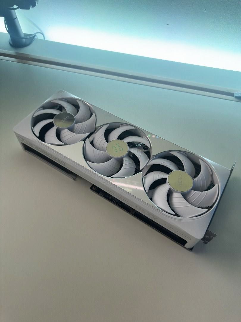 GeForce Gigabyte RTX 5080 AERO OC SFF 16G475528236892825601