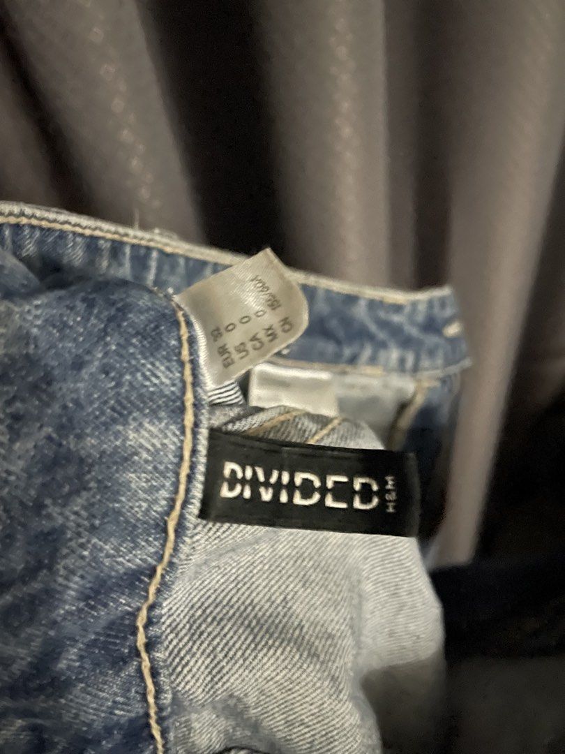 H&M Divided Denim Cargo Jeans High waisted (Category: Jeans) located in Marikina City. Submitted by schmoopie (Listing ID 1431509546, Image 3). Description: (Dark shadow on pants is just an arm shadow from photo) - H&M Divided denim cargo jeans - Waist: 22-23in - High-waist - Length: 40in - Wide-leg fit - Light blue wash - Size indicated on tag.