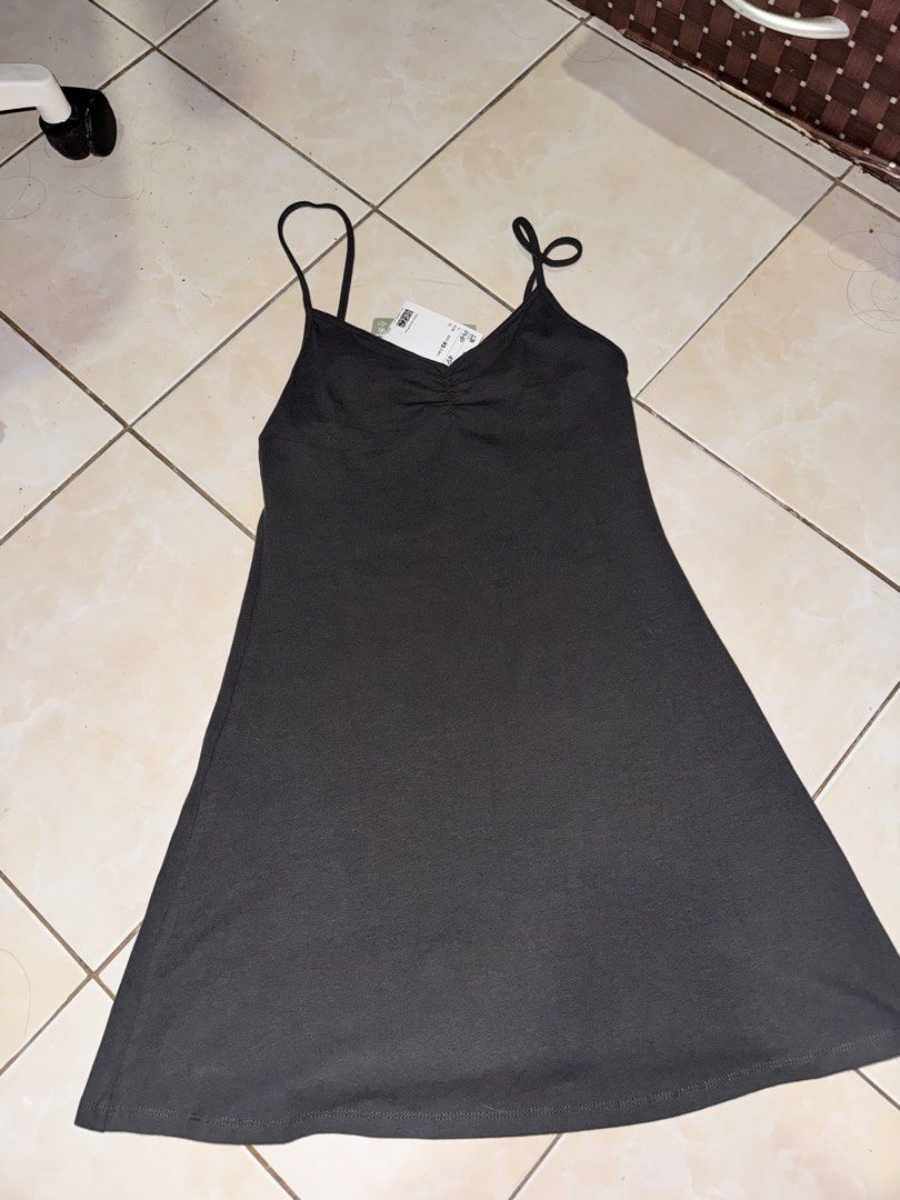 H&M Sleeveless Dress (Category: Dresses) located in Cavite. Submitted by kailaaaapreloved_ (Listing ID 1431512082, Image 1). Description: Decluttering clothes.
