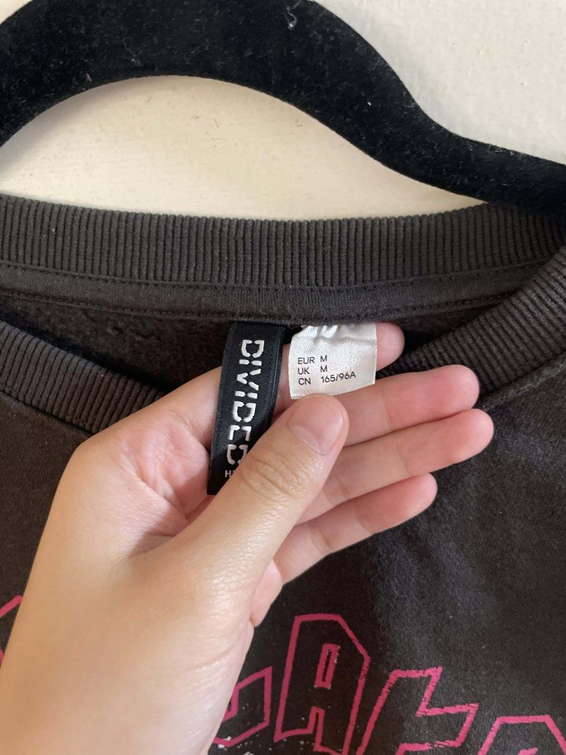 H&M Tiger Graphic Cropped Sweatshirt (Category: Longsleeves) located in Valenzuela. Submitted by tybur (Listing ID 1430899611, Image 3). Description: - H&M Tiger Graphic Sweater - Condition: Excellent - Size: Medium - 2 PCS (same design and size) 📍Valenzuela City.