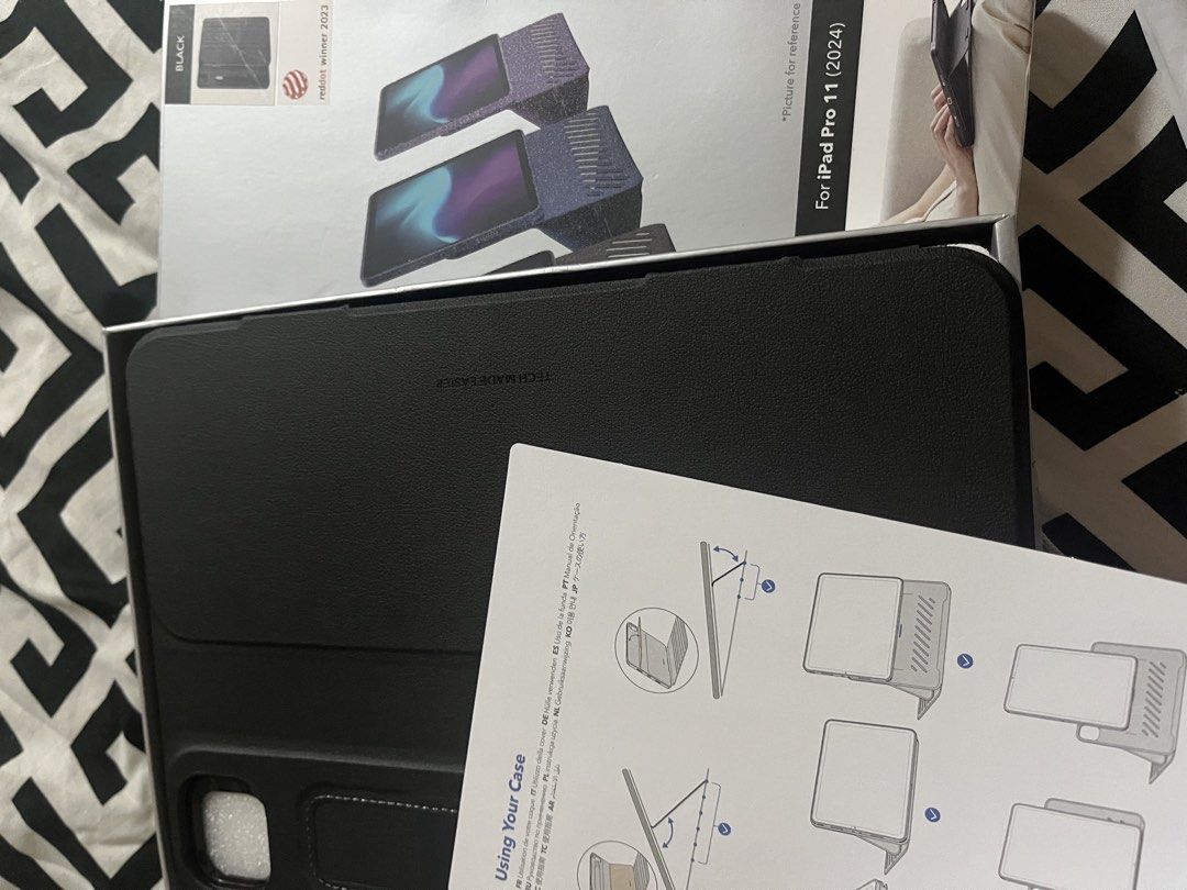 Ipad pro 11 Magnetic case (Category: Cases & Covers) located in Manila. Submitted by kaylafavell_ (Listing ID 1431561983, Image 2). Description: - [ESR [Magnetic case for ipad 11 pro] - [Black] available - Stylish design - Durable material.