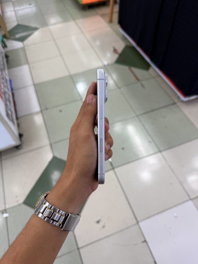 iPhone 17 Pro Smart Lock 256gb 100% batt with same serial box (Category: iPhone 17 Series) located in Manila. Submitted by carimgadgets (Listing ID 1431523498, Image 2). Description: .