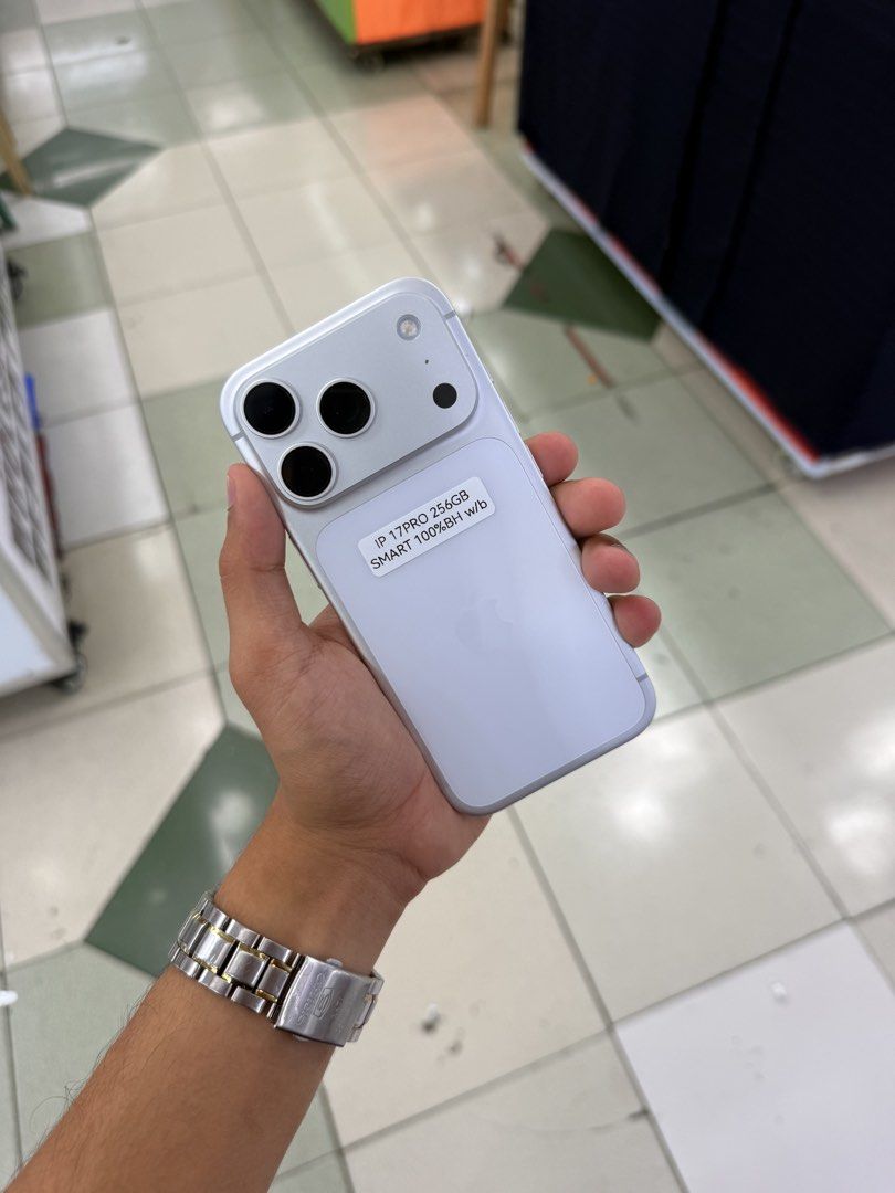 iPhone 17 Pro Smart Lock 256gb 100% batt with same serial box (Category: iPhone 17 Series) located in Manila. Submitted by carimgadgets (Listing ID 1431523498, Image 1). Description: .
