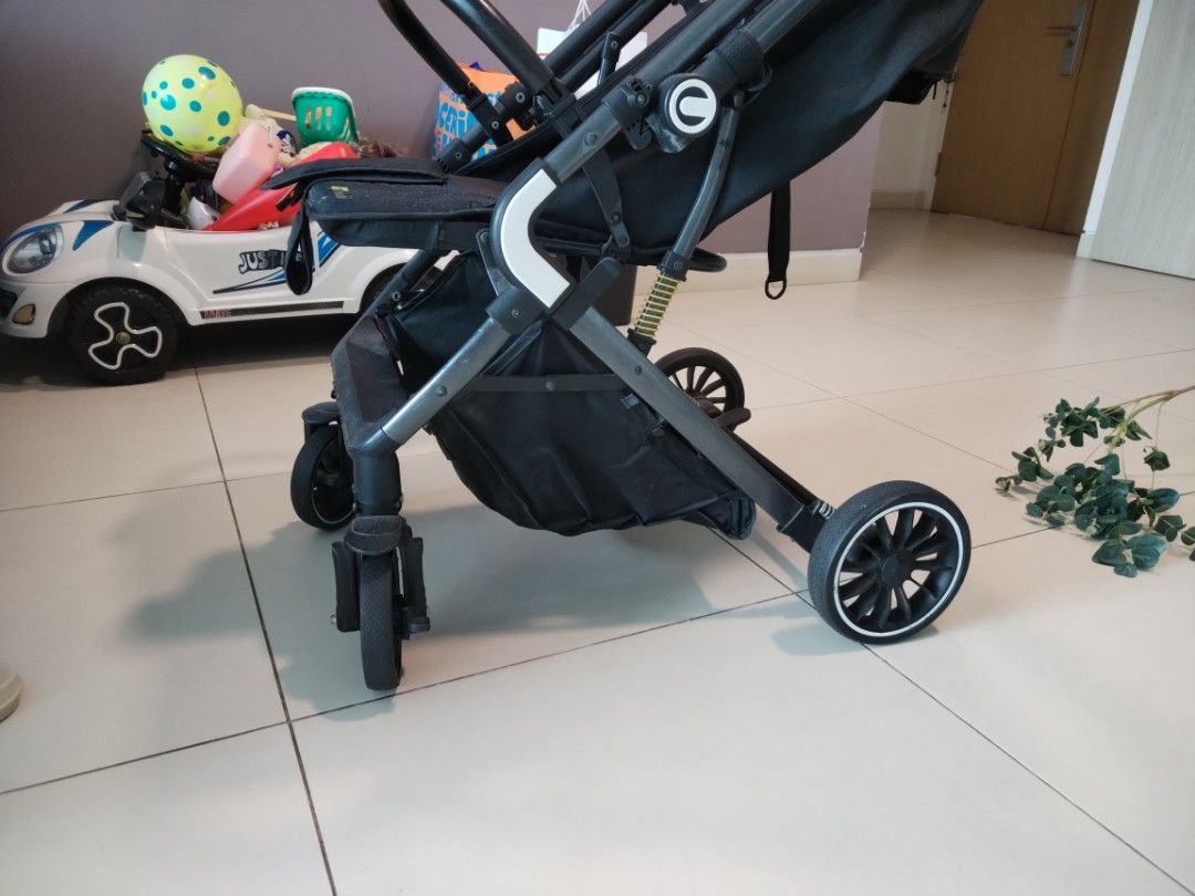mikubi Stroller (Category: Strollers) located in Petaling Jaya. Submitted by nimeshraj (Listing ID 1431399708, Image 3). Description: - Black Joie stroller - Includes sunshade and storage basket - Folds up for easy storage - Black wheels with white accents - Padded black handle.