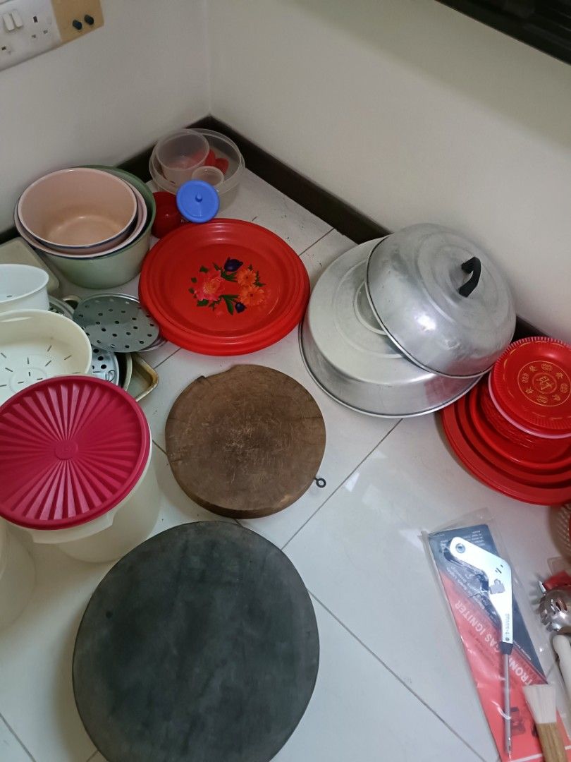 Kitchenware (Category: Cookware & Accessories) located in Singapore. Submitted by ksp001 (Listing ID 1431501743, Image 3). Description: Cups, bowls, spoons, plates, containers, knives, scoops and fire 🔥 starter.
