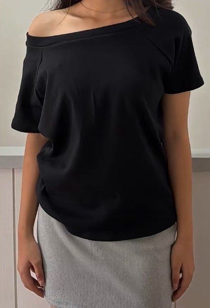 KJK Soley Off Shoulder T-shirt (Category: Shirts) located in Pasig City. Submitted by zyrenesofia (Listing ID 1431556552, Image 1). Description: - never been used sinukat lang - Relaxed fit for casual wear - Size: Large-XL.