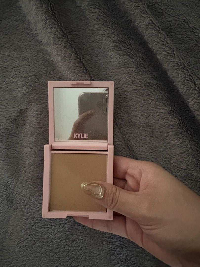 Kylie Jenner Pressed Bronzing Powder - Khaki (Category: Makeup) located in Makati City. Submitted by k4zreyy (Listing ID 1431435114, Image 2). Description: - Kylie Jenner Pressed Bronzing Powder - Shade: Khaki - Net Weight: 0.35 oz / 10g - Made in Italy - Includes mirror - Comes in original box -Swatched Once - Negotiable price.