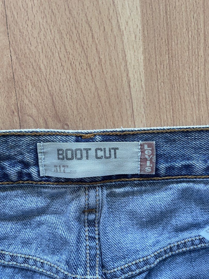 Levi's 517 Boot Cut Jeans for men - 36 (Category: Jeans) located in Cainta. Submitted by pnedp2022 (Listing ID 1431465179, Image 2). Description: - Levi's 517 Bootcut Jeans - Made in Mexico - Light Blue Wash - Classic 5-pocket design - Waist: W36, Length: L32 - Material: 100% Cotton Used once only Loc: Greenwoods Pasig/Cainta.