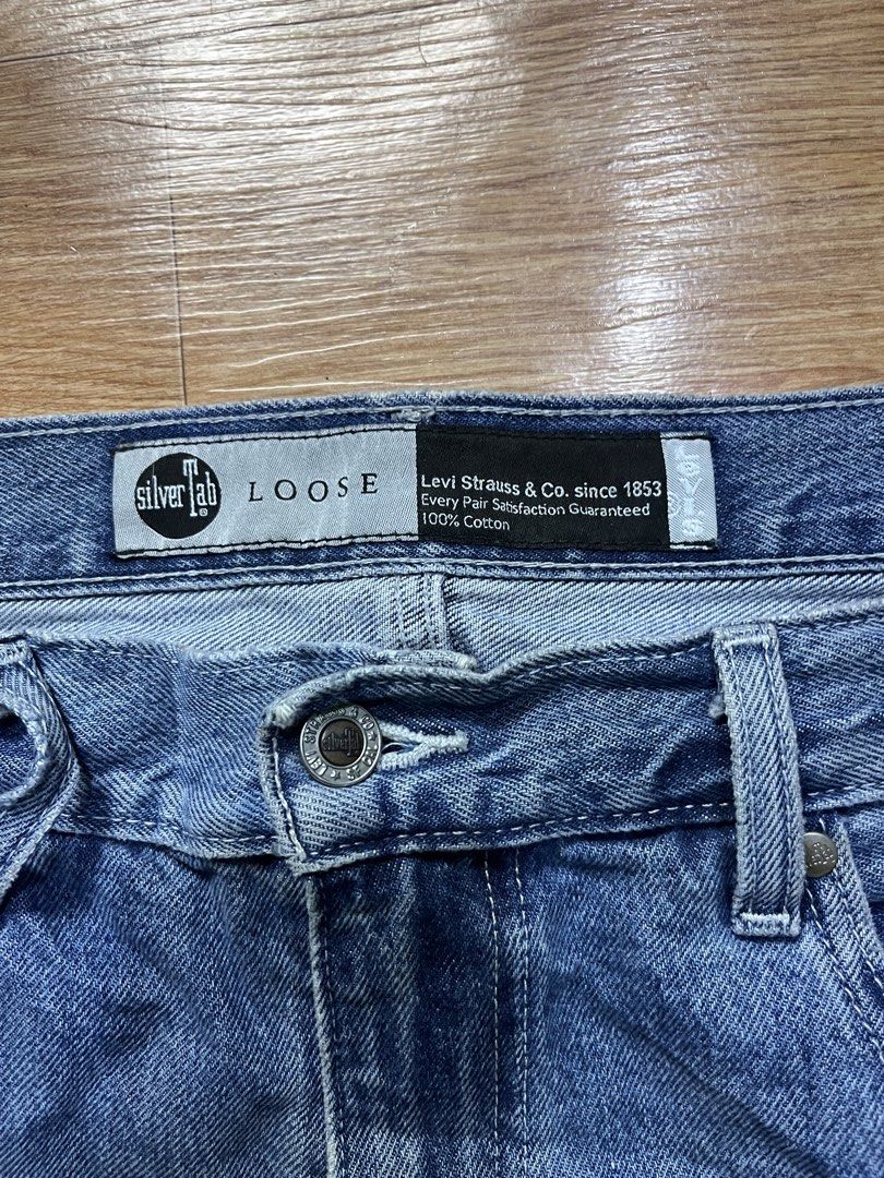 Levis silvertab loose fit (Category: Jeans) located in Zamboanga. Submitted by alterramz08 (Listing ID 1431563022, Image 3). Description: Levis silvertab loose fit Size 38 Length 44 Thighs 14.5 Leg Opening 9 Verygood Condition Price ; 700 Pesos !.