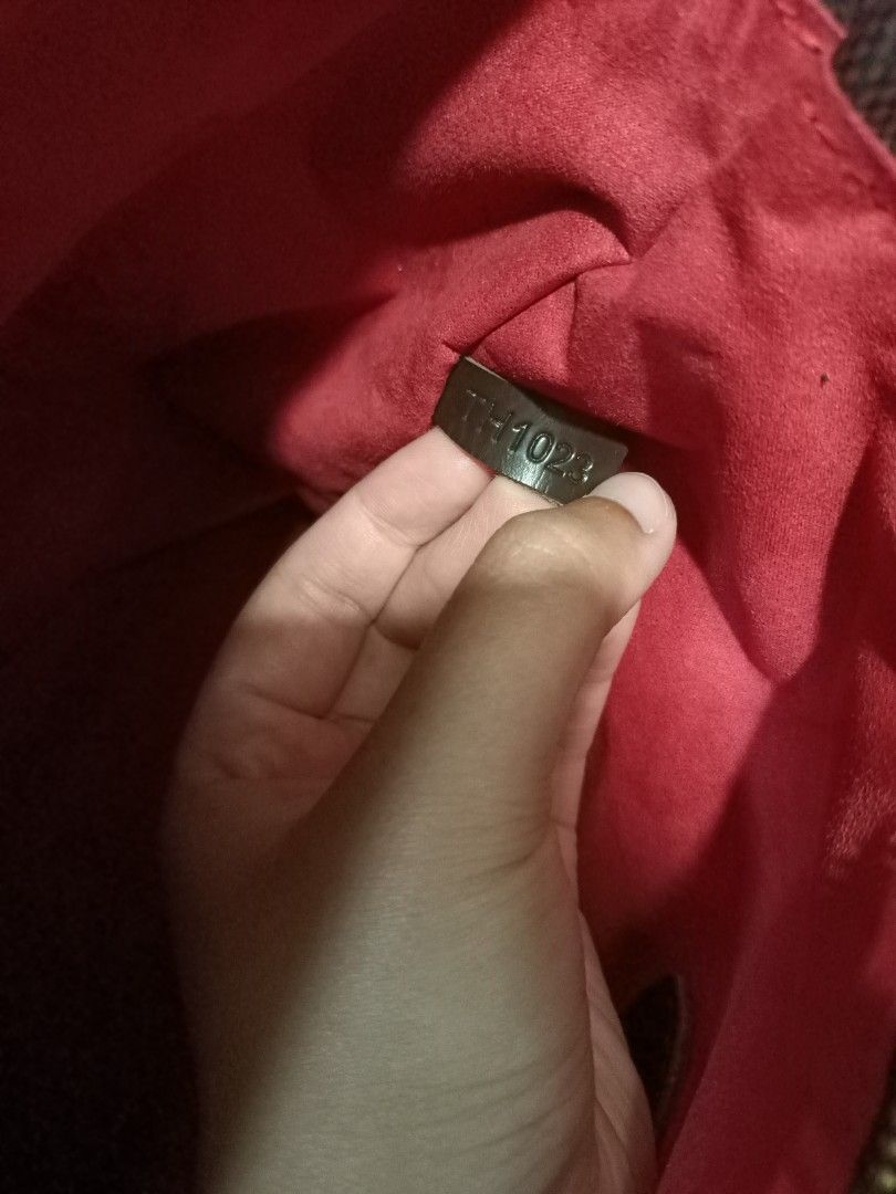 Louis Vuitton Damier Ebene Tote Bag (Category: Luxury Bags & Wallets) located in Marikina City. Submitted by Booksandotherthings (Listing ID 1431447289, Image 3). Description: Flaw: handle has minimal crack on the top part, pa ayos nyo na lng (the detachable sling as well has crack and is dry). You can cover it up with twilly, it doesn't affect the functionality of the bag. - Louis Vuitton Damier Ebene tote bag -from Japan - Includes matching pou