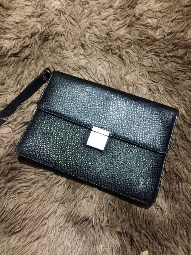 LOUIS VUITTON TAIGA SELENGA CLUTCH BAG (Category: Luxury Bags & Wallets) located in Naga. Submitted by mojojojooohitzzz (Listing ID 1431533065, Image 1). Description: Width: 10" Length: 7" Color rate : 10/10 Issue : minimal flaws only Overall, in very good condition. Location : Bicol Naga City MOP: Gcash only ( Payment First ) Courier : J&T Express.