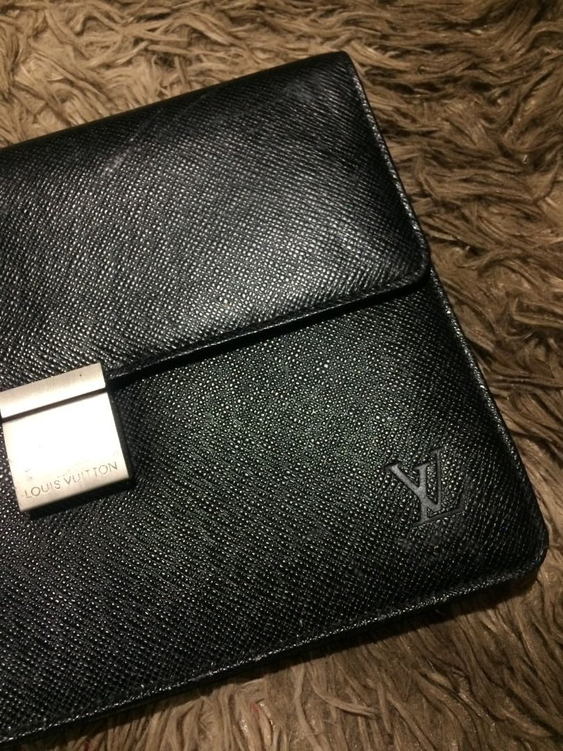 LOUIS VUITTON TAIGA SELENGA CLUTCH BAG (Category: Luxury Bags & Wallets) located in Naga. Submitted by mojojojooohitzzz (Listing ID 1431533065, Image 2). Description: Width: 10" Length: 7" Color rate : 10/10 Issue : minimal flaws only Overall, in very good condition. Location : Bicol Naga City MOP: Gcash only ( Payment First ) Courier : J&T Express.