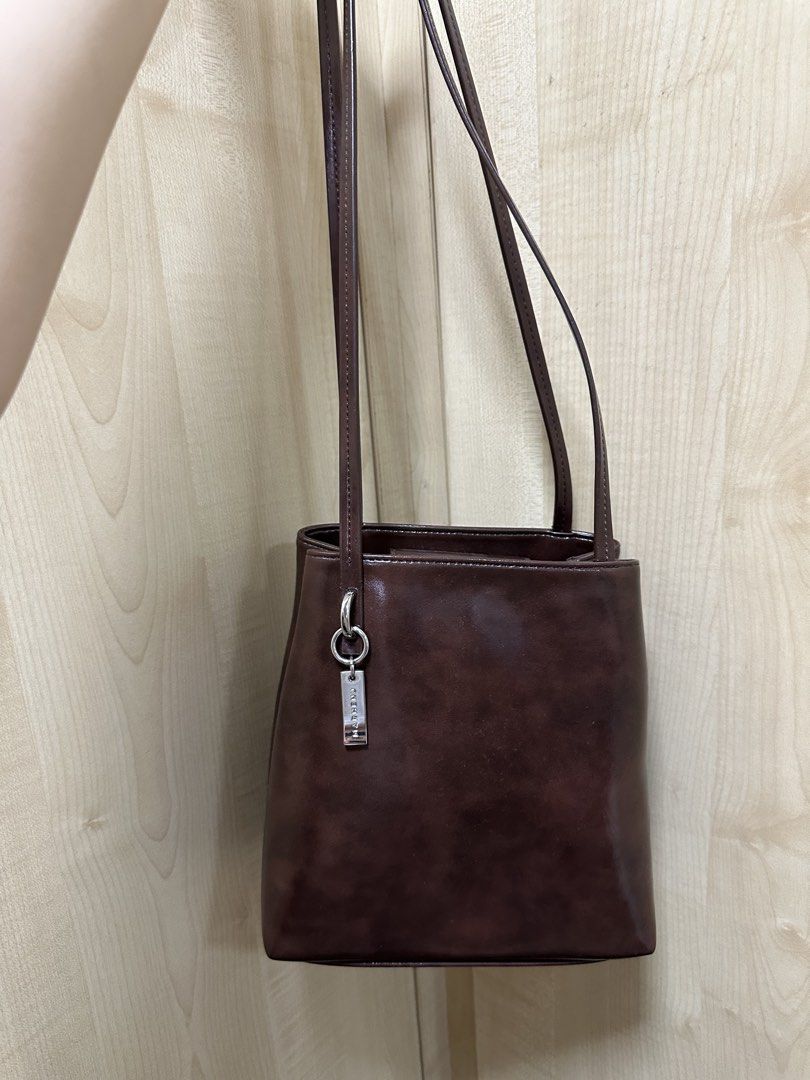 Marhen J Lome Bag (vegan leather) (Category: Shoulder Bags) located in Quezon City. Submitted by favesforless (Listing ID 1431504944, Image 2). Description: Used once No flaws Condition 10/10 What you see is what you get.