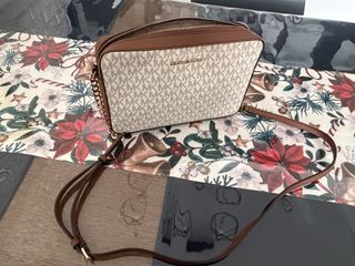 (Category: ) located in . Submitted by grace.shop_555 (Listing ID 1431437704, Image 1). Description: .
