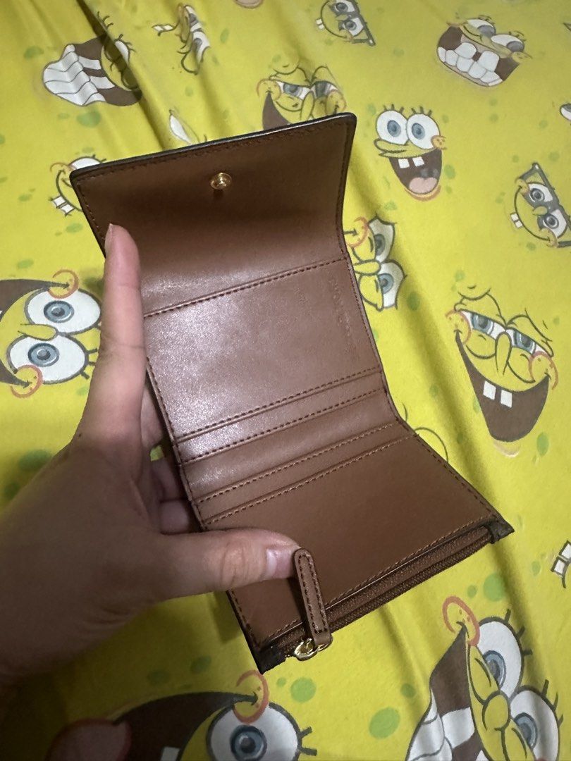 Micheal kors trifold (Category: Luxury Bags & Wallets) located in Baliuag. Submitted by katebartolo12 (Listing ID 1431554148, Image 3). Description: .