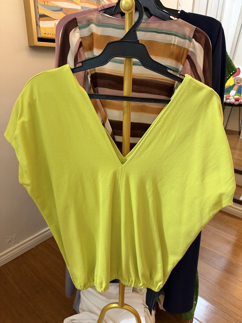 Mosaic Neon Green V-Neck Top (Category: Shirts) located in Tarlac. Submitted by emoy3 (Listing ID 1431411528, Image 1). Description: - Neon green V-neck top - Short sleeves - Gathered hem - Lightweight fabric - Versatile and easy to pair Fits until XL frames.