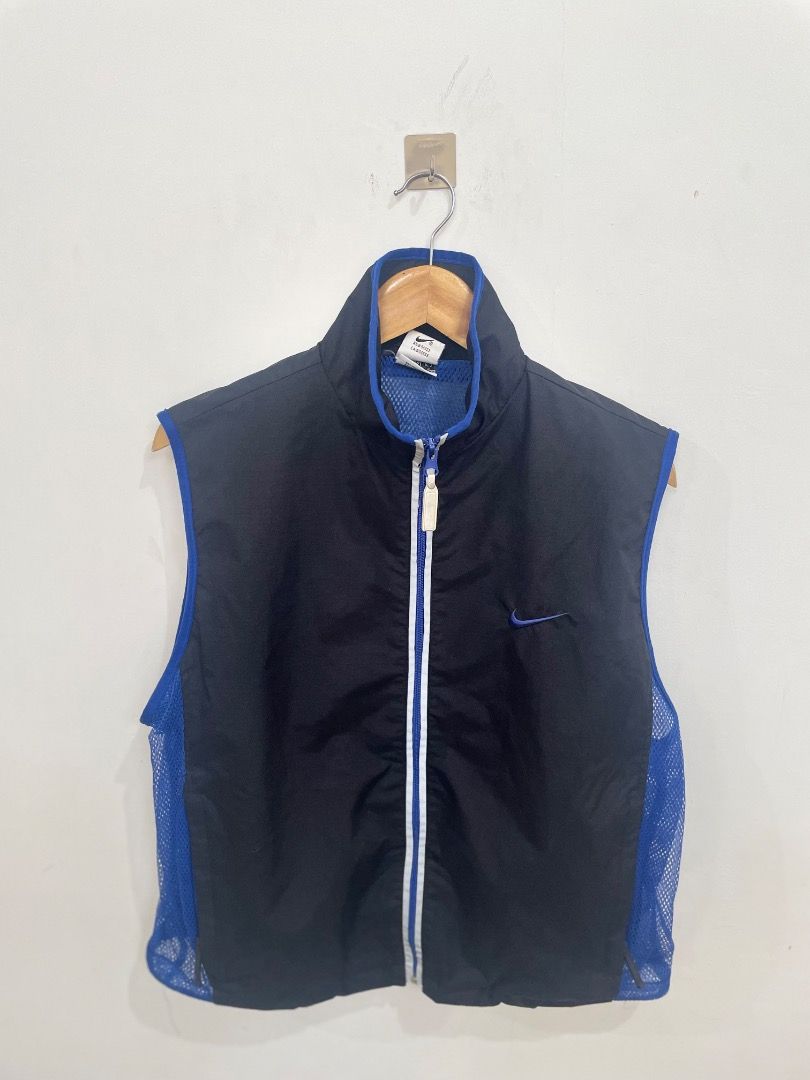 Nike Sleeveless Vest Jacket (Category: Vests) located in Las Pinas. Submitted by qcleopatrastrove (Listing ID 1431521814, Image 1). Description: *Fits medium-built Please manage your expectations. Thank you.🤎 .