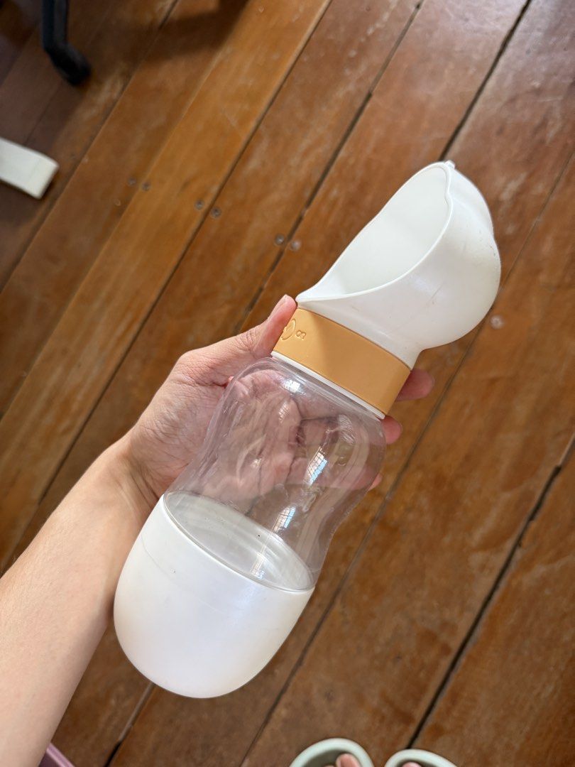 Portable Pet Water Bottle (Category: Homes & Other Pet Accessories) located in Camalig. Submitted by patdeclutters (Listing ID 1431430481, Image 2). Description: - Portable pet water bottle for easy hydration. - Built-in bowl for convenient drinking. - Clear plastic bottle with white and tan accents. - Includes a carrying strap. RFS: Decluttering.