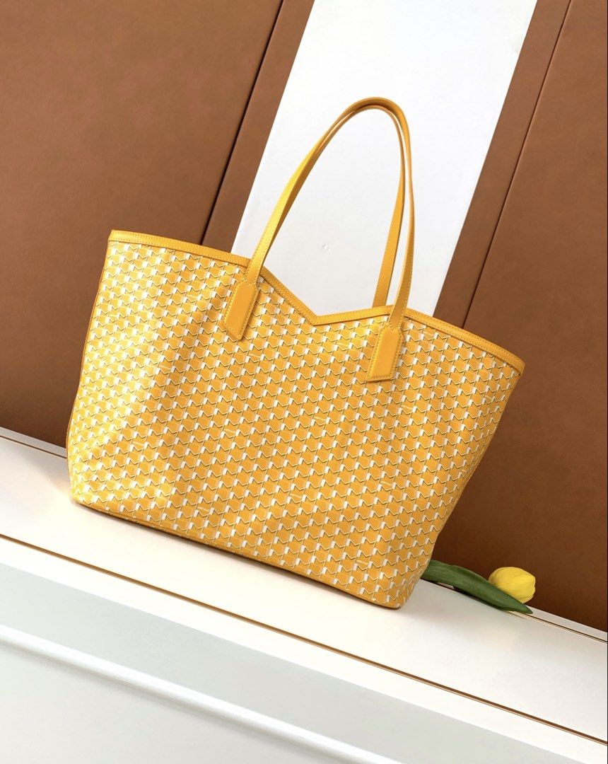 Pre order (Category: Luxury Bags & Wallets) located in Taytay. Submitted by prettypicks_1188 (Listing ID 1431444573, Image 3). Description: .