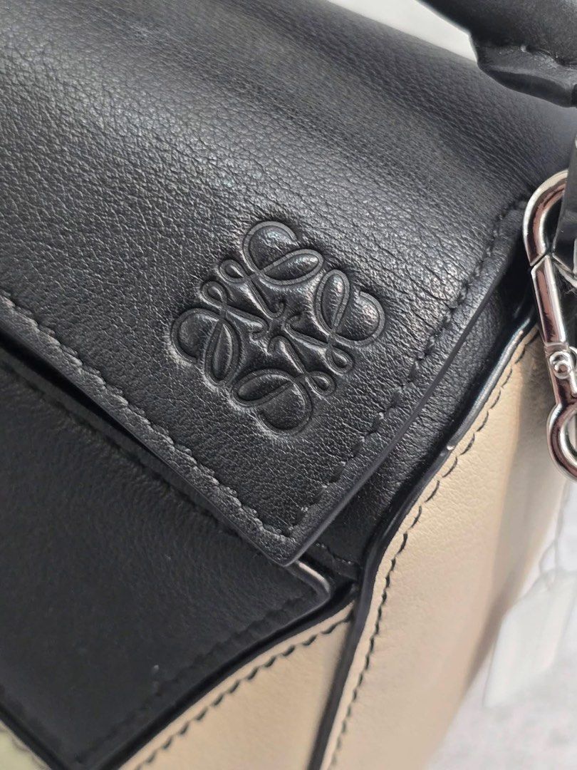 Preloved with Searchable Code💯✅ (Category: Luxury Bags & Wallets) located in General Santos City (Dadiangas). Submitted by braverabbit.67 (Listing ID 1431387324, Image 2). Description: Loewe mini puzzle bag 📌with Searchable Code💯✅ 𝗦𝘂𝗿𝗲 𝗯𝘂𝘆𝗲𝗿 𝗺𝗮𝘆 𝗿𝗲𝗾𝘂𝗲𝗦𝘁 𝗺𝗼𝗿𝗲 𝗱𝗲𝘁𝗮𝗶𝗹𝗲𝗱 𝗽𝗶𝗰𝗦 𝗼𝗿 𝘃𝗲𝗱𝗶𝗼! ‼️𝗙𝗢𝗥 𝗔𝗦𝗔𝗣 𝗥𝗘𝗣𝗟𝗬 𝗠𝗘𝗦𝗦𝗔𝗚𝗘 𝗨𝗦 𝗢𝗡 𝗙𝗔𝗖𝗘𝗕𝗢𝗢𝗞 NAME: LAPUZ OERLIE with Profile bckground Worn Red 
