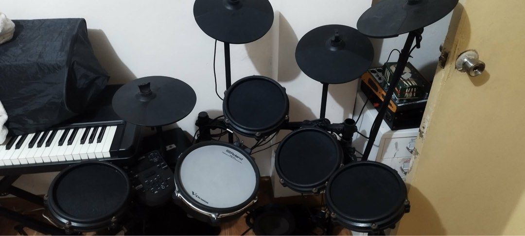 Roland V-Drums Electronic Drum Kit (Category: Musical Instruments) located in Manila. Submitted by euniceeurie (Listing ID 1431409111, Image 1). Description: Alesis Turbo mesh with roland Vdrum snare...10pc drum set - Electronic drum kit - Multiple pads and cymbals - Includes Roland V-Drums - Black cymbals and pads.
