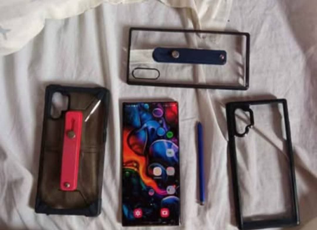 Samsung galaxy note 10+ (Category: Samsung) located in Antipolo. Submitted by cassidy1900 (Listing ID 1431409775, Image 2). Description: for sale lng. no to swap. Free charger Free 3 casing Nka Screen protector na Dual sim openline to all Issue: green screen. Todo nyo nlng Ang brightness nagging ok Naman sya Matagal malowbat Location: antipolo cogeo Pwede din meet up sa mall price- 9k.