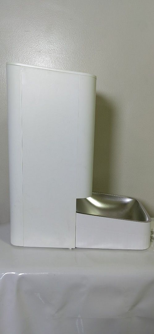 Smart MI dog feeder (Category: Homes & Other Pet Accessories) located in Quezon City. Submitted by rgt.rgt (Listing ID 1431493101, Image 2). Description: - Xiaomi Smart pet food feeder model XWPF01MG-US 3.6 Liter capacity - Automatic pet feeder - White color - Modern design - Stainless steel bowl Item good as new, only used once..