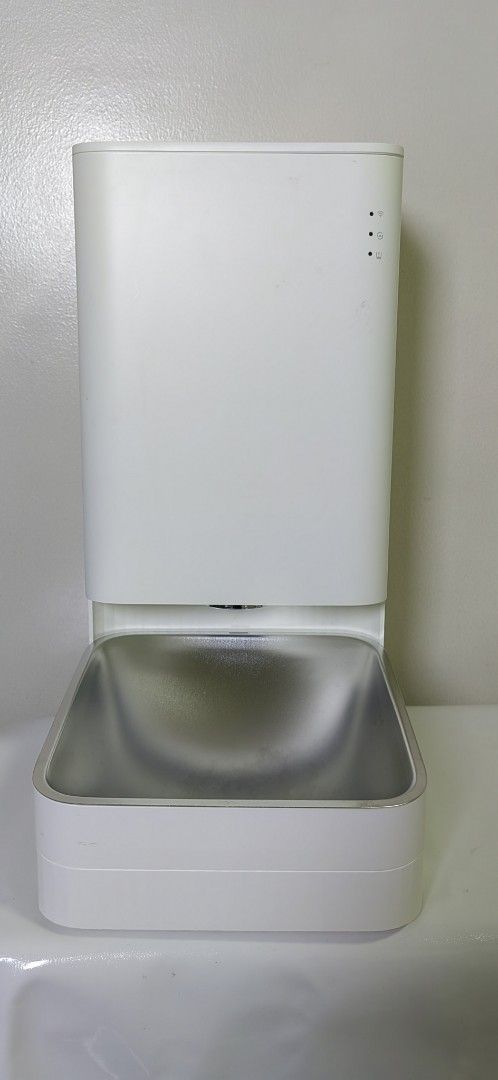 Smart MI dog feeder (Category: Homes & Other Pet Accessories) located in Quezon City. Submitted by rgt.rgt (Listing ID 1431493101, Image 1). Description: - Xiaomi Smart pet food feeder model XWPF01MG-US 3.6 Liter capacity - Automatic pet feeder - White color - Modern design - Stainless steel bowl Item good as new, only used once..