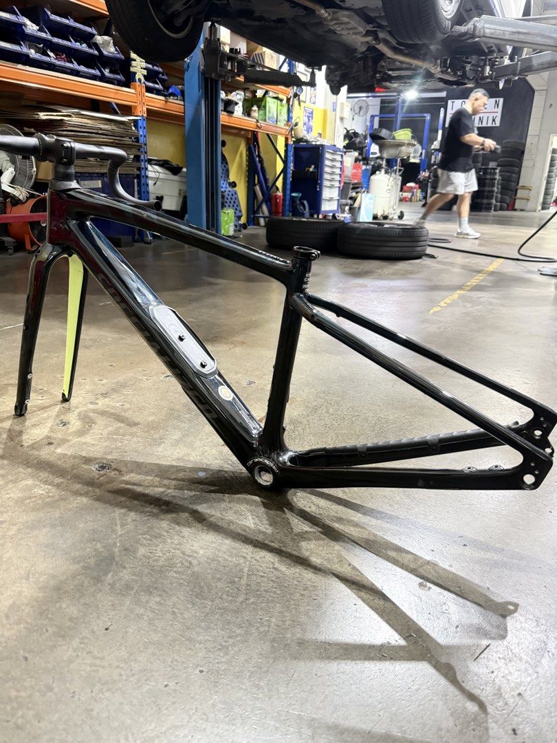 Gravel Bike Specialized Diverge Carbon Frame Set (Category: Bicycles) located in Singapore. Submitted by kezzzzia1410 (Listing ID 1431425006, Image 1). Description: For Sale: Specialized Diverge Expert FACT 10r Frameset CAN PAY BY CREDIT CARD!!! Selling my Specialized Diverge Expert FACT 10r carbon frameset in excellent condition. This is a high-performance premium gravel/endurance frame, lightweight yet compliant, built for speed, comfort, and v