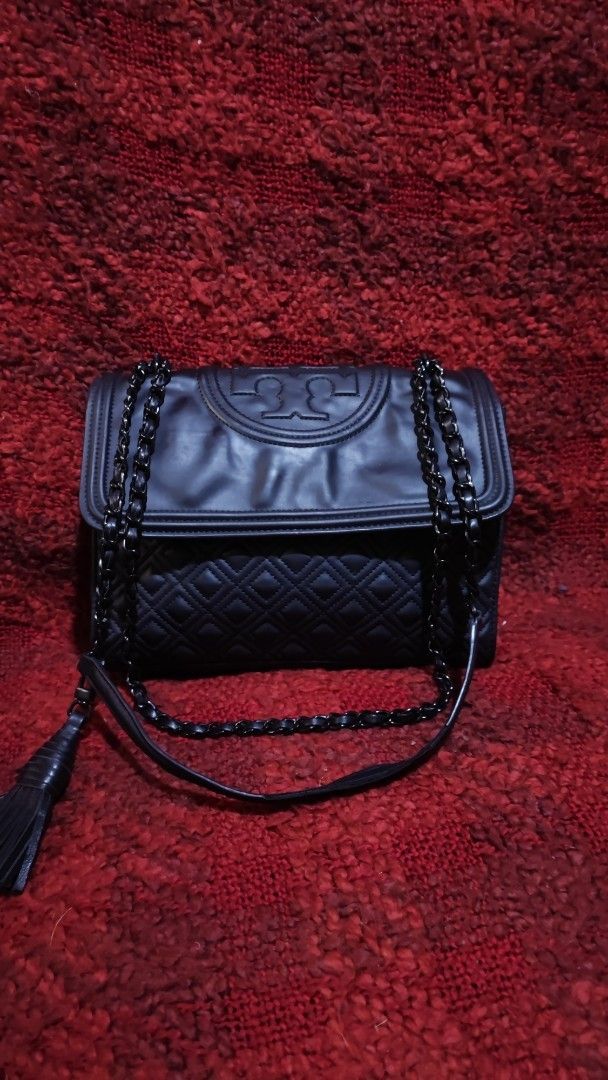 Tory Burch Fleming Shoulder Bag (Category: Luxury Bags & Wallets) located in Baguio. Submitted by ozara.06 (Listing ID 1431511022, Image 1). Description: Tory Burch flemming in matte rubber Medium size No major flaw 2k.